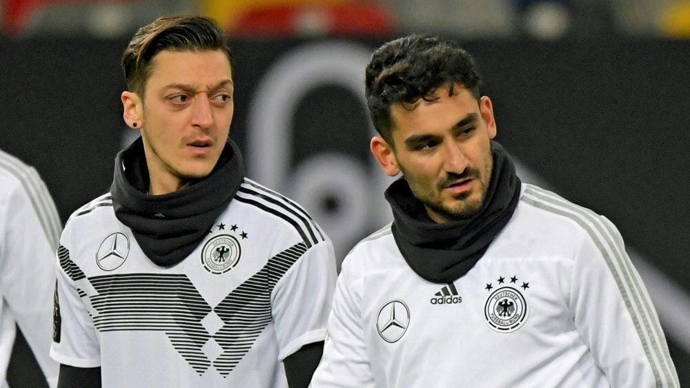 Umstrittenes Treffen: Özil und Gündogan besuchen Erdogan ...