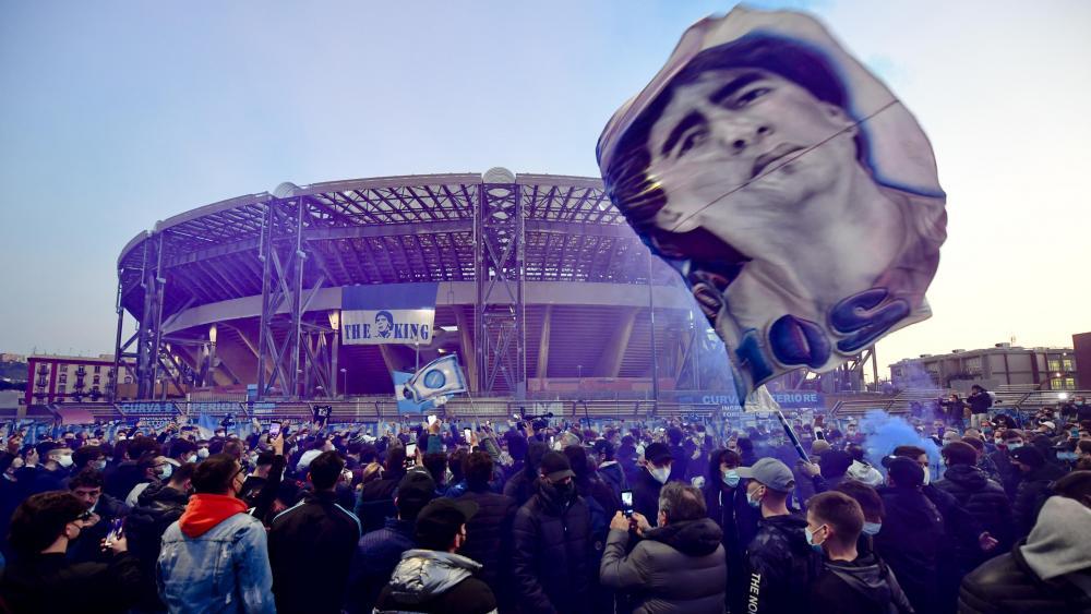 Napoli siegt und ehrt Maradona - Europa League | SportNews.bz