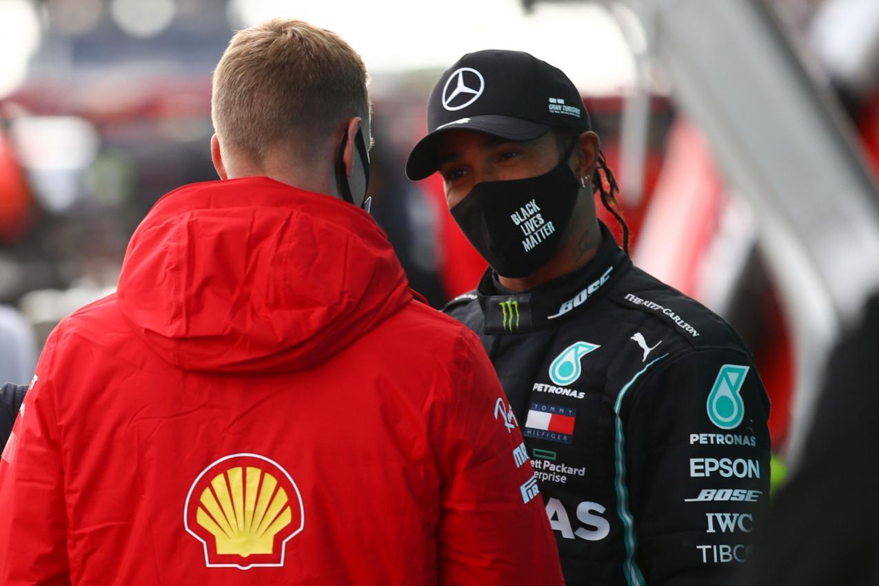 Gänsehaut: Mick überreicht Hamilton einen Schumi-Helm ...