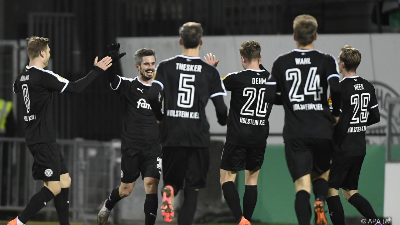 Holstein Kiel Elfmeterschießen : Pokal Wahnsinn Kiel Kickt ...